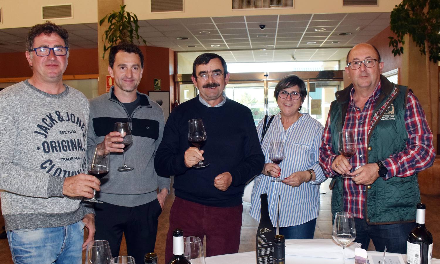 Los participantes en el Torneo Finca Valpiedra, de la Liga de Golf y Vino, disfrutaron de una cata de vinos de la bodega.