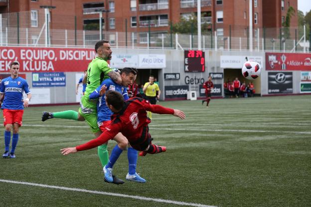 Miguel choca con su compañero Flaño en una acción del partido del pasado sábado en Gobela. :: pankra nieto