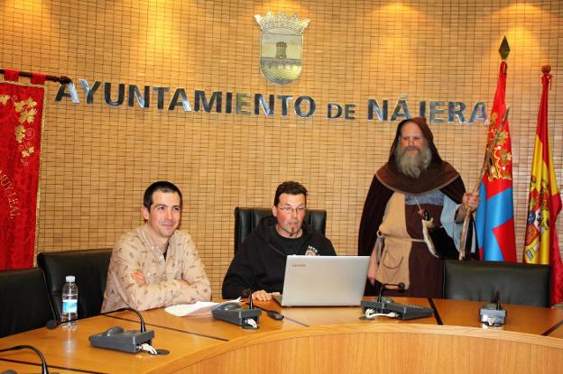 Álex López y Jesús Arza presentan la ruta, en presencia de un antiguo peregrino. :: F. D.