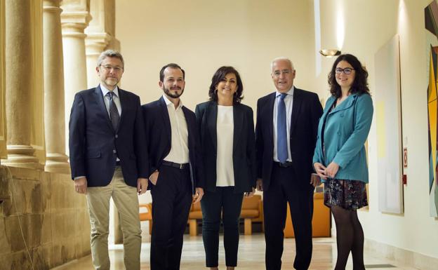 Julio Revuelta, Pablo Baena, Concha Andreu, José Ignacio Ceniceros y Raquel Romero, este jueves en el claustro del Parlamento de La Rioja. 