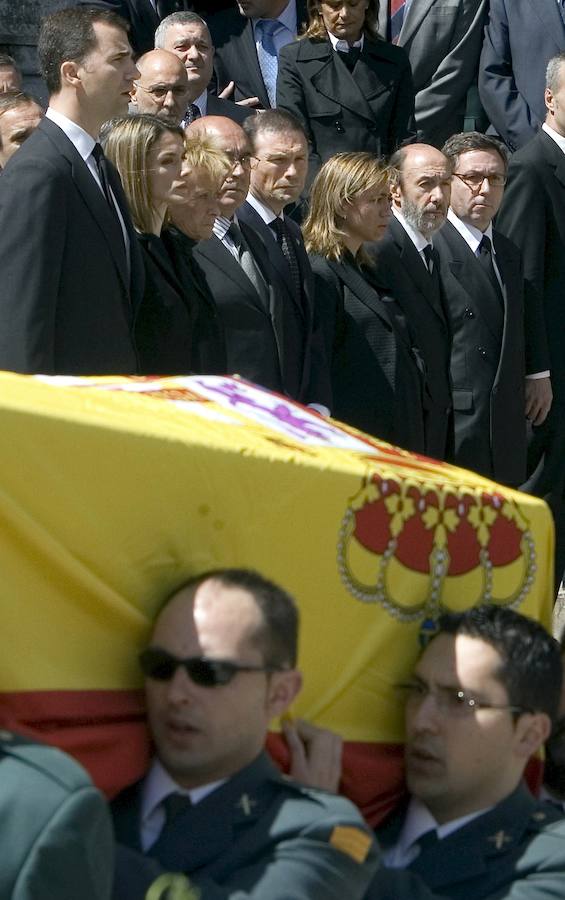 Los Príncipes de Asturias, la vicepresidenta del Gobierno, María Teresa Fernández de la Vega (3i), la ministra de Defensa Carme Chacón (5i), el ministro del Interior, Alfredo Pérez Rubalcaba (6i), y el lehendakari, Juan José Ibarretxe (4i), en el momento de la salida de la Catedral Nueva de Vitoria del féretro con los restos mortales del guardia civil Juan Manuel Piñuel, asesinado en el atentado cometido el 14 de mayo de 2008 por ETA contra la casa-cuartel de la Guardia Civil de Legutiano (Álava).