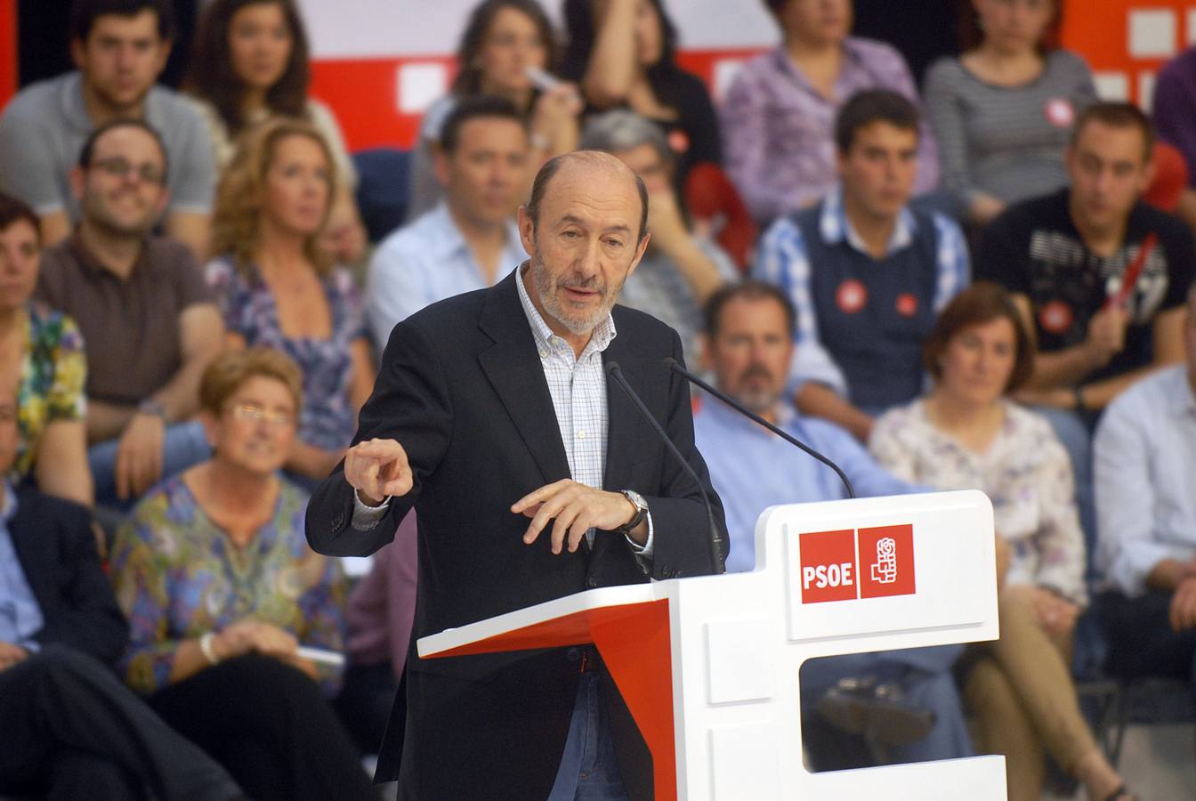 Rubalcaba ha visitado la región en numerosas ocasiones. Como ministro, como candidato a la presidencia, para apoyar a sus compañeros de partido como vicepresidente del PSOE... e incluso estuvo en la primera investidura de Sanz y participó en la apertura de curso de la UR en 1992-1993, el primero como universidad