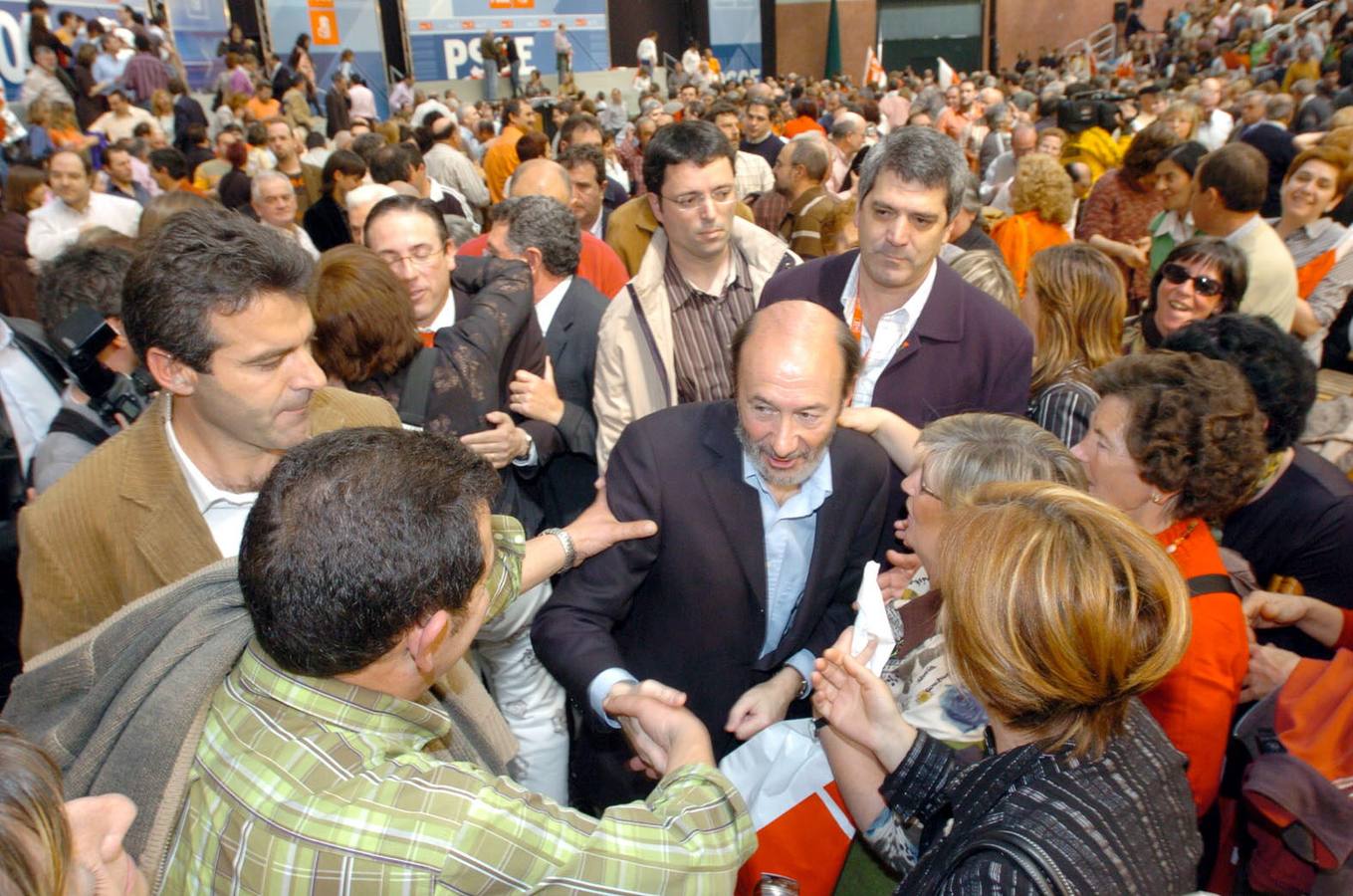 Rubalcaba ha visitado la región en numerosas ocasiones. Como ministro, como candidato a la presidencia, para apoyar a sus compañeros de partido como vicepresidente del PSOE... e incluso estuvo en la primera investidura de Sanz y participó en la apertura de curso de la UR en 1992-1993, el primero como universidad