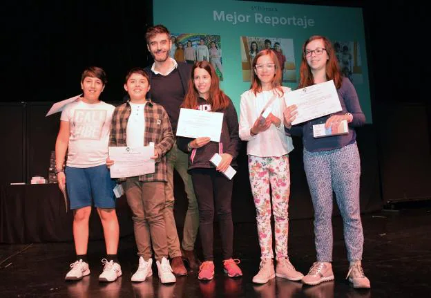Los integrantes del grupo 'Los 5 increíbles', del CEIP La Guindalera, con sus diplomas y obsequios. :