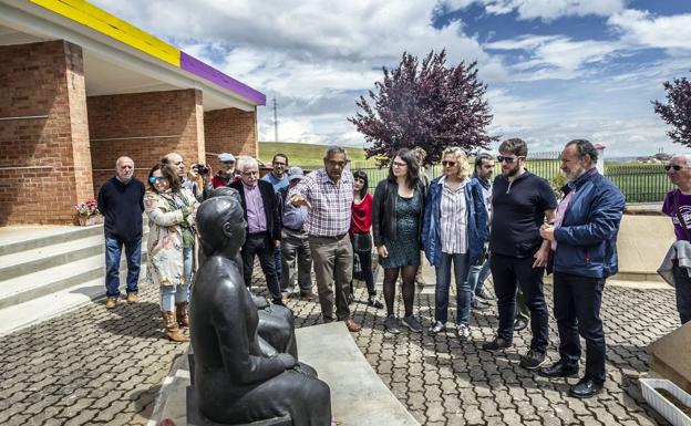 Urbán (segundo por la derecha, junto a Cámara), contempla la escultura de Cenzano a las mujeres de negro en La Barranca.