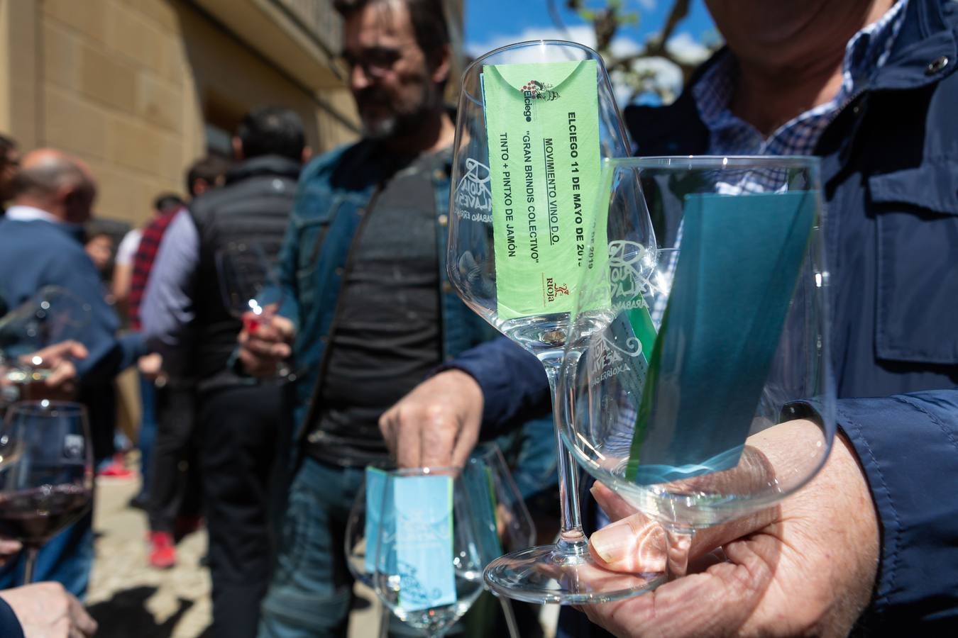 Elciego acogió la tercera edición del Día Movimiento DO con música, gastronomía y un brindis colectivo pcon vino de Rioja