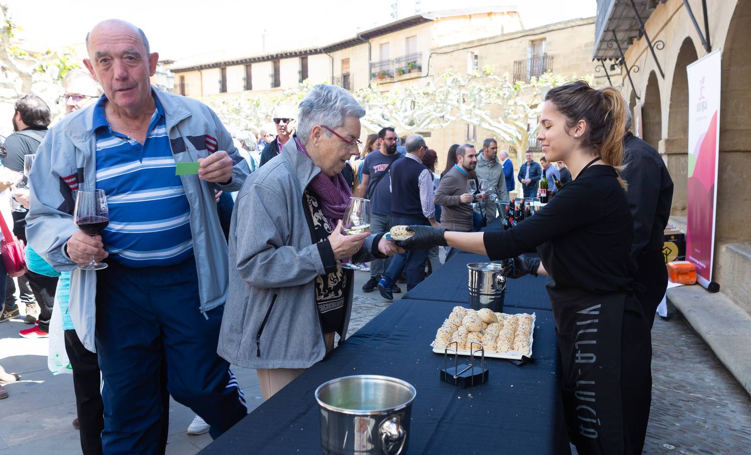 Elciego acogió la tercera edición del Día Movimiento DO con música, gastronomía y un brindis colectivo pcon vino de Rioja