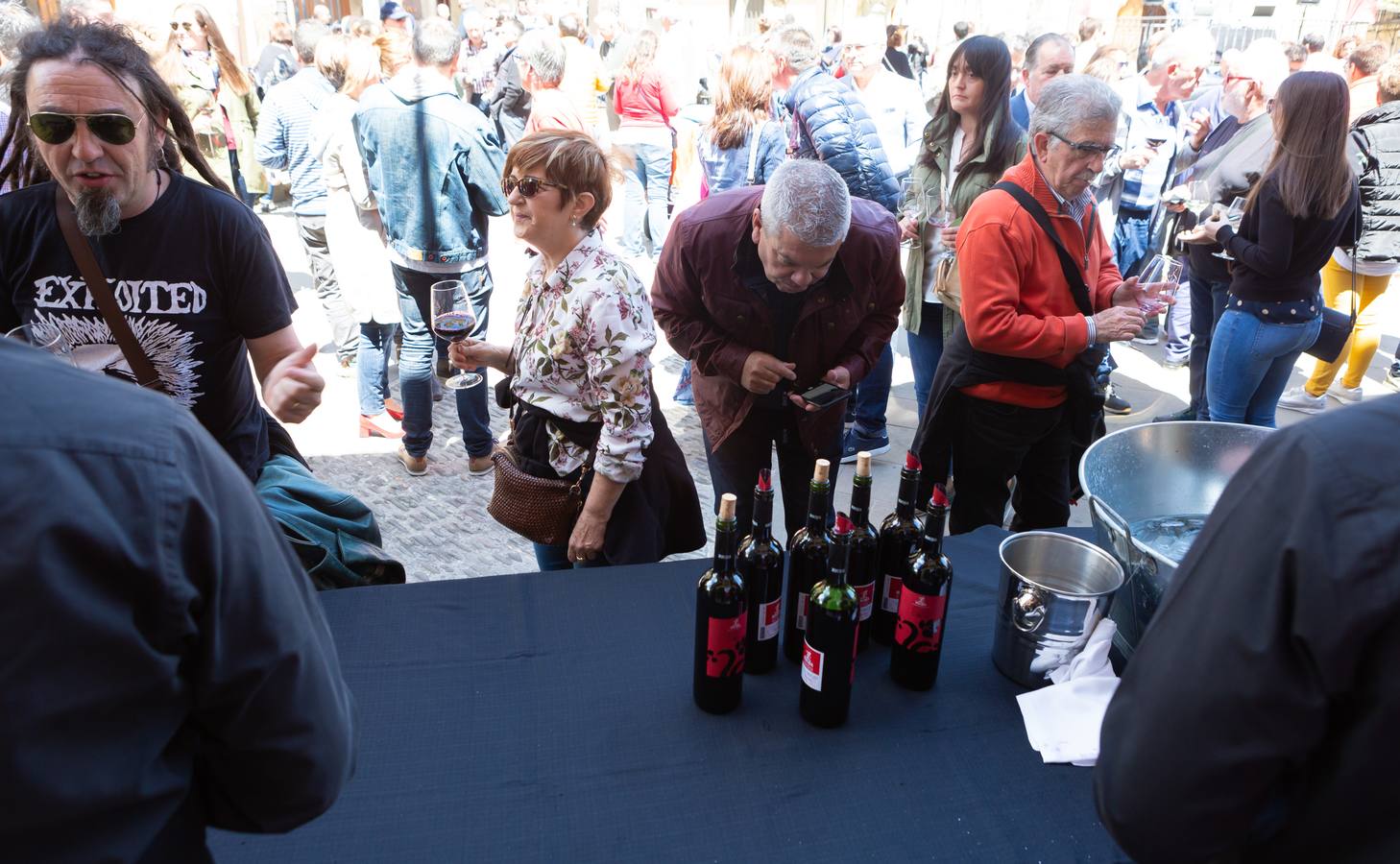 Elciego acogió la tercera edición del Día Movimiento DO con música, gastronomía y un brindis colectivo pcon vino de Rioja