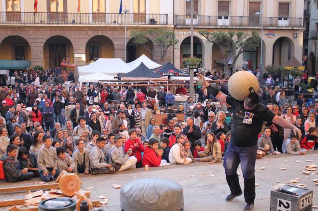 La exhibición de deporte rural vasco puso el colofón al mercado y a las fiestas de Primavera. :: E.p.