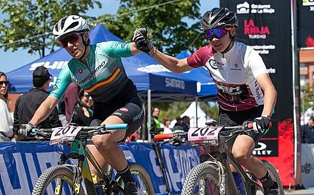 Clàudia Galicia levanta el brazo de Rocío García tras cruzar la línea de meta. 