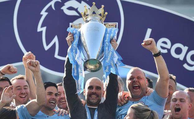 Los jugadores del Manchester City celebran el triunfo de Liga.