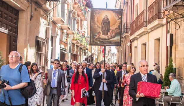 Traslado del cuadro del Santo al domicilio de los nuevos priores, Óscar San Román y María Milagros Luzuriaga, donde lo custodiarán durante un año completo. 