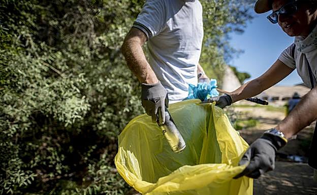 Voluntarios recogen 'basuraleza' en una edición anterior.