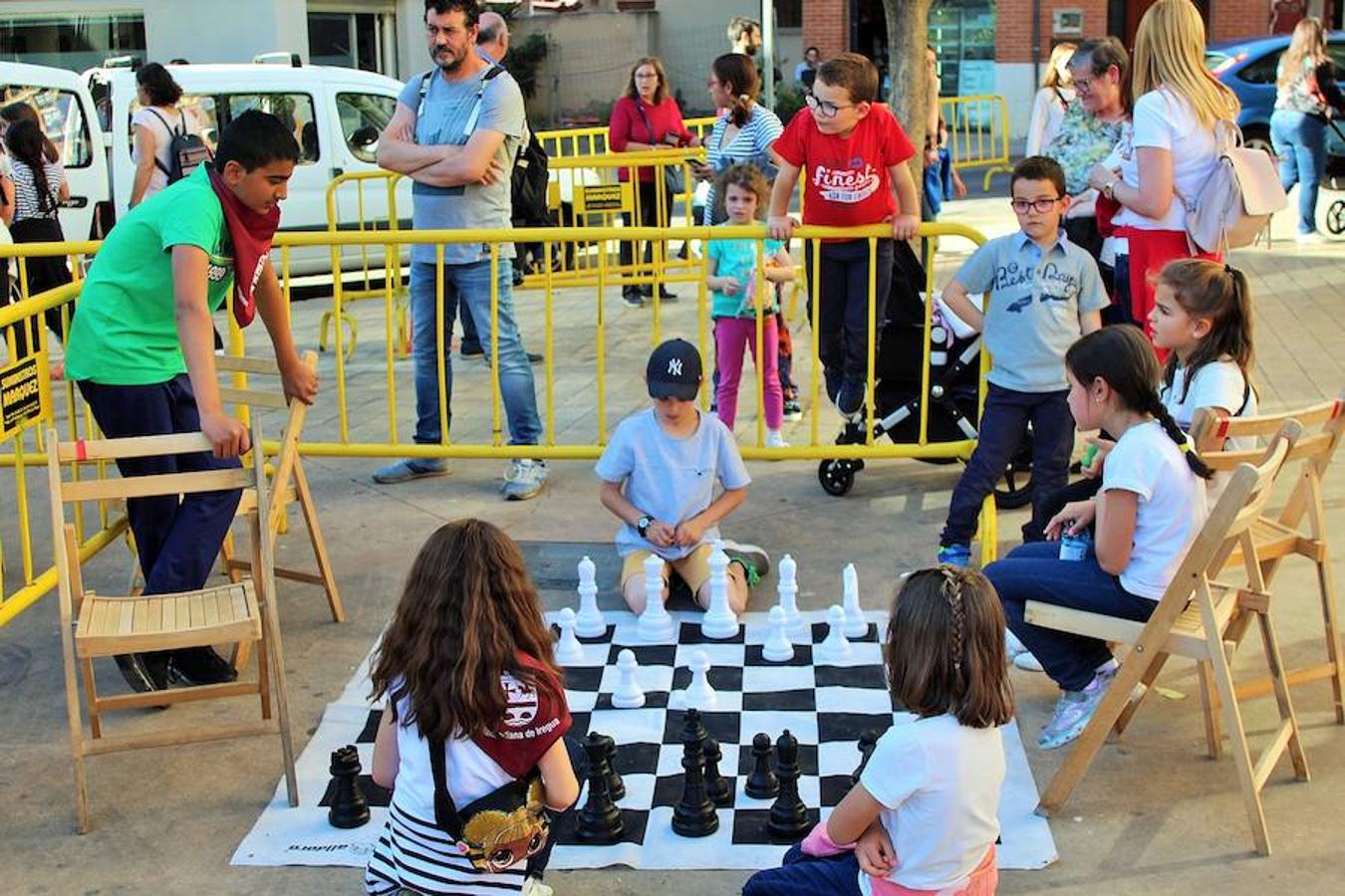 Y Villamediana sigue disfrutando de sus fiestas a la espera de honrar a San Isidro este miércoles. El buen tiempo también ayuda a que el ambiente sea fantástico. Dulces y ajedrez amenizaron a artistas de la cocina y de los tableros.