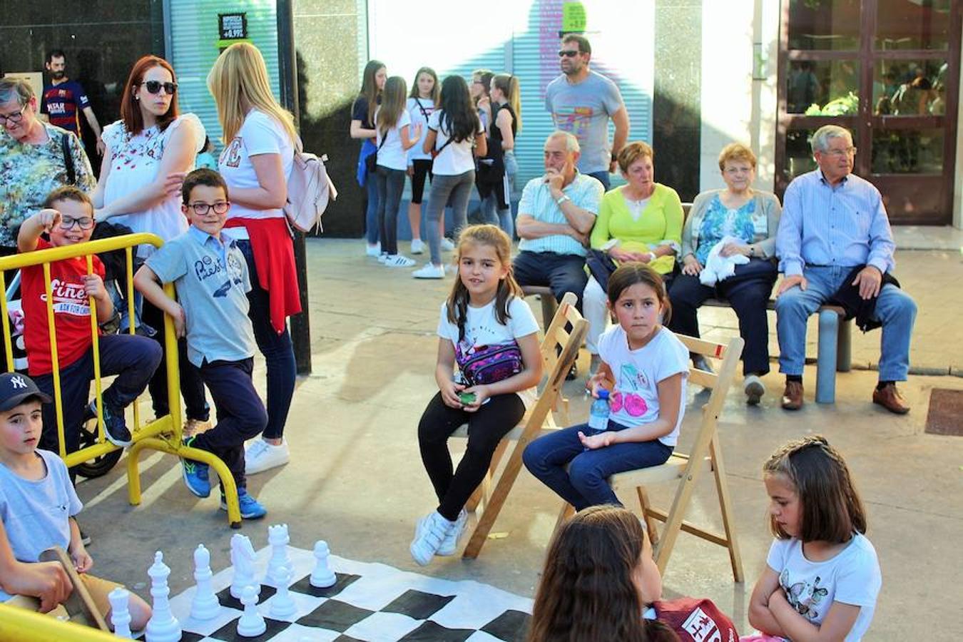 Y Villamediana sigue disfrutando de sus fiestas a la espera de honrar a San Isidro este miércoles. El buen tiempo también ayuda a que el ambiente sea fantástico. Dulces y ajedrez amenizaron a artistas de la cocina y de los tableros.