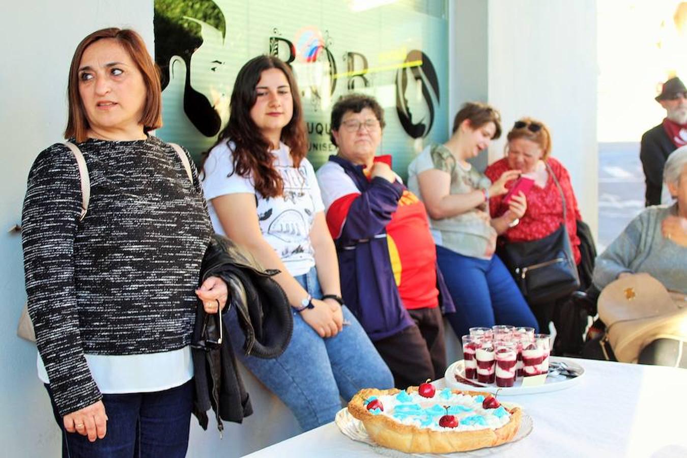 Y Villamediana sigue disfrutando de sus fiestas a la espera de honrar a San Isidro este miércoles. El buen tiempo también ayuda a que el ambiente sea fantástico. Dulces y ajedrez amenizaron a artistas de la cocina y de los tableros.