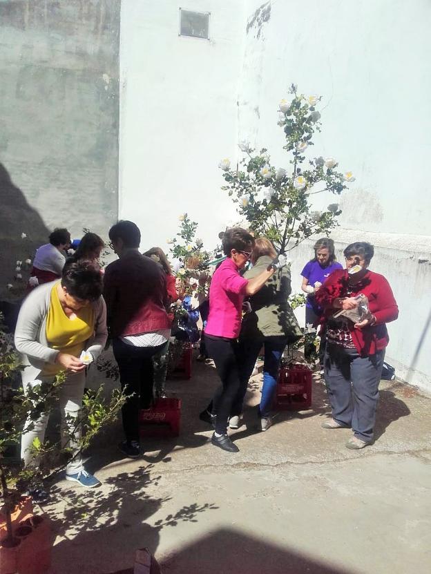 Mujeres de Sorzano preparando los ramos de las doncellas. 