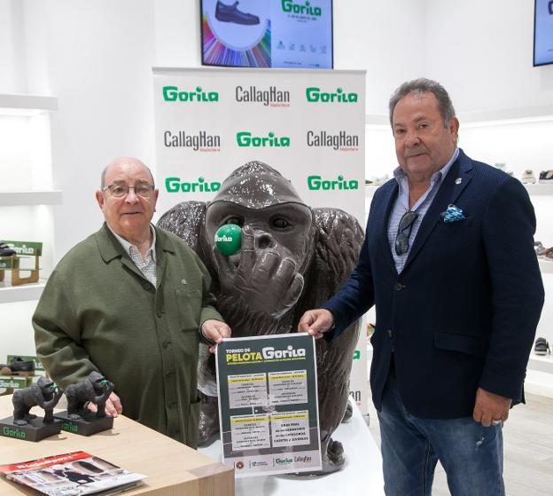 Eugenio de la Riva y Basilio García, ayer en la tienda Callaghan.