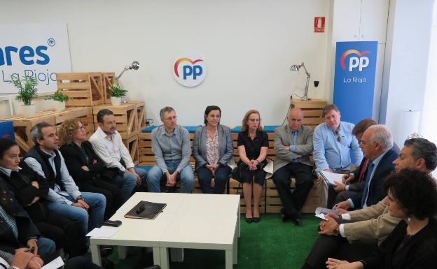 Los candidatos populares a la Presidencia de La Rioja, José Ignacio Ceniceros, y a la Alcaldía de Logroño, Conrado Escobar, junto a varios integrantes de sus listas, durante la reunión mantenida esta mañana en la sede con representantes del CERMI. 