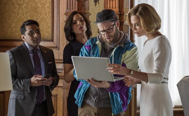 Seth Rogen, junto a Charlize Theron, en 'Casi imposible'.