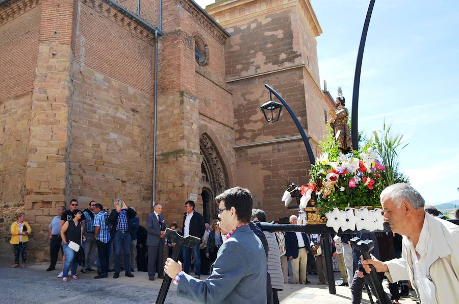 Fervor y tradición durante el recorrido de la imagen de San Isidro Labrador por las calles de Calahorra,, patrón de los agricultores 