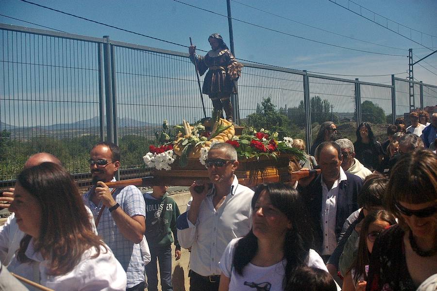 Los agricultores comenzaron honrando a su patrón de víspera con 'La Charma´', no faltó la misa en honor al santo y posterior procesión, así como la bendición de los campos y las danzas en varios sitios del recorrido