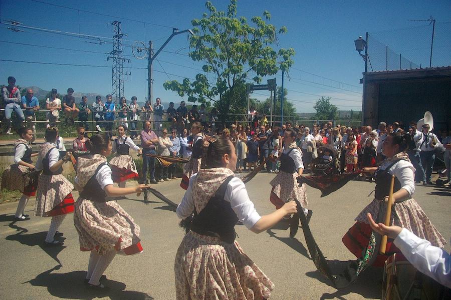 Los agricultores comenzaron honrando a su patrón de víspera con 'La Charma´', no faltó la misa en honor al santo y posterior procesión, así como la bendición de los campos y las danzas en varios sitios del recorrido