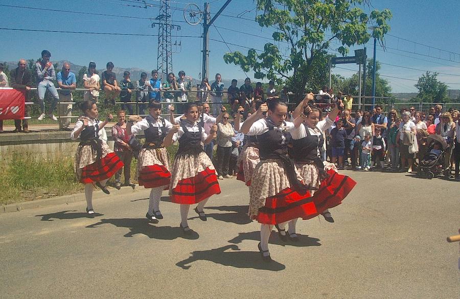 Los agricultores comenzaron honrando a su patrón de víspera con 'La Charma´', no faltó la misa en honor al santo y posterior procesión, así como la bendición de los campos y las danzas en varios sitios del recorrido