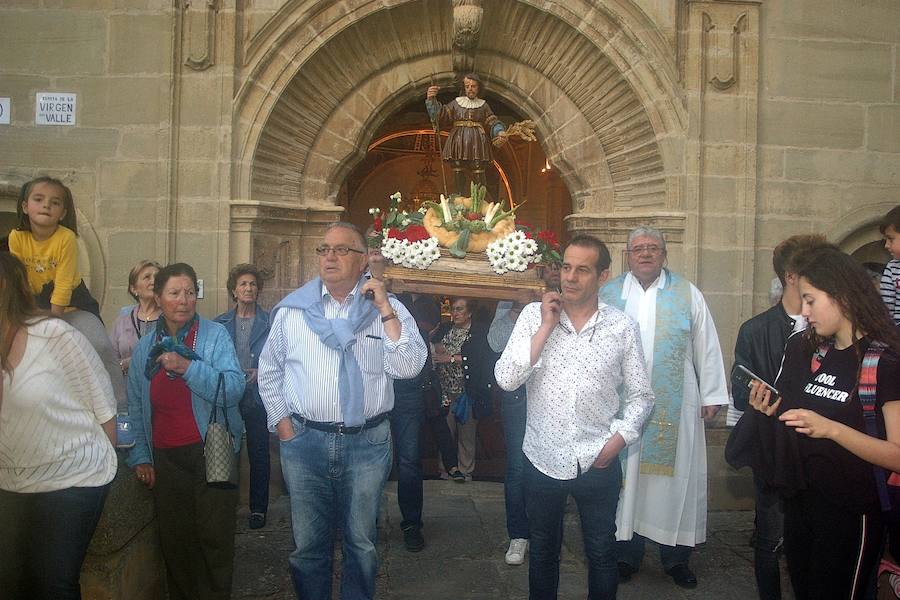 Los agricultores comenzaron honrando a su patrón de víspera con 'La Charma´', no faltó la misa en honor al santo y posterior procesión, así como la bendición de los campos y las danzas en varios sitios del recorrido