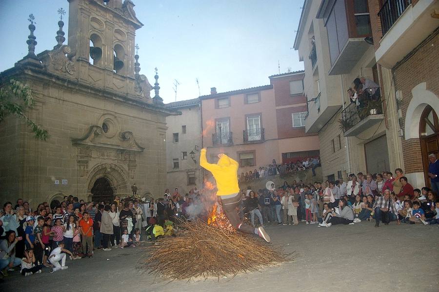 Los agricultores comenzaron honrando a su patrón de víspera con 'La Charma´', no faltó la misa en honor al santo y posterior procesión, así como la bendición de los campos y las danzas en varios sitios del recorrido