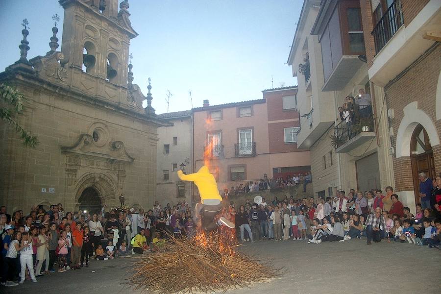 Los agricultores comenzaron honrando a su patrón de víspera con 'La Charma´', no faltó la misa en honor al santo y posterior procesión, así como la bendición de los campos y las danzas en varios sitios del recorrido