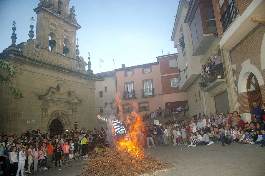 Los agricultores comenzaron honrando a su patrón de víspera con 'La Charma´', no faltó la misa en honor al santo y posterior procesión, así como la bendición de los campos y las danzas en varios sitios del recorrido