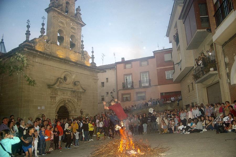 Los agricultores comenzaron honrando a su patrón de víspera con 'La Charma´', no faltó la misa en honor al santo y posterior procesión, así como la bendición de los campos y las danzas en varios sitios del recorrido