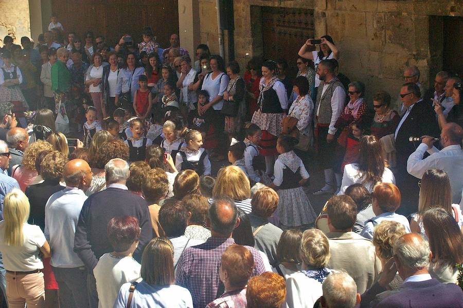 Los agricultores comenzaron honrando a su patrón de víspera con 'La Charma´', no faltó la misa en honor al santo y posterior procesión, así como la bendición de los campos y las danzas en varios sitios del recorrido