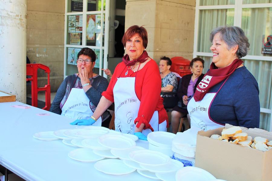 El sol y calor acompañó a los vecinos durante la procesión y los actos que se celebraron en la calle