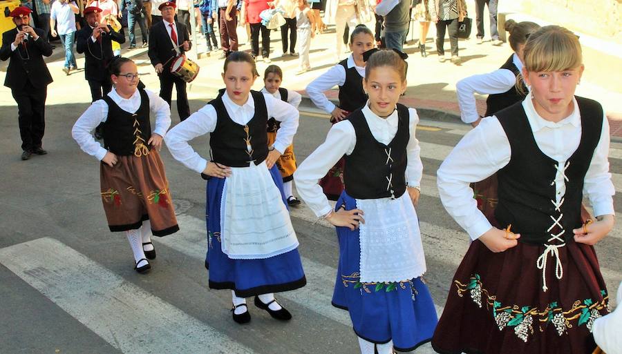 El sol y calor acompañó a los vecinos durante la procesión y los actos que se celebraron en la calle