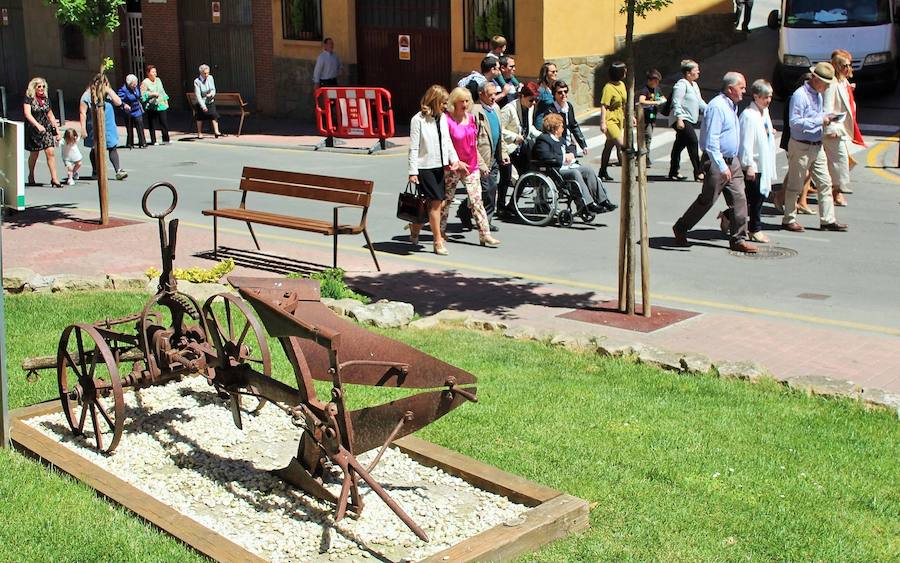 El sol y calor acompañó a los vecinos durante la procesión y los actos que se celebraron en la calle