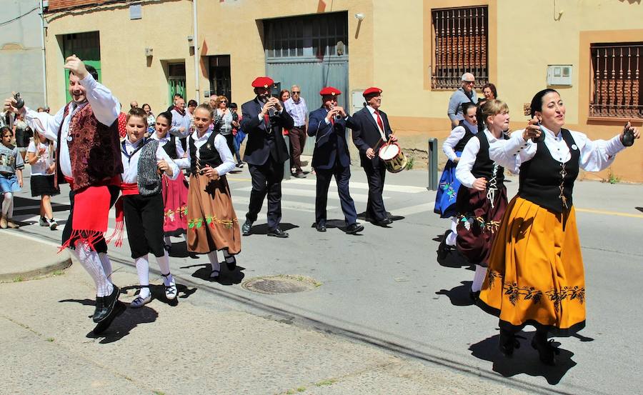 El sol y calor acompañó a los vecinos durante la procesión y los actos que se celebraron en la calle