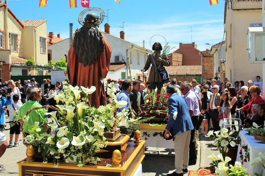 El sol y calor acompañó a los vecinos durante la procesión y los actos que se celebraron en la calle