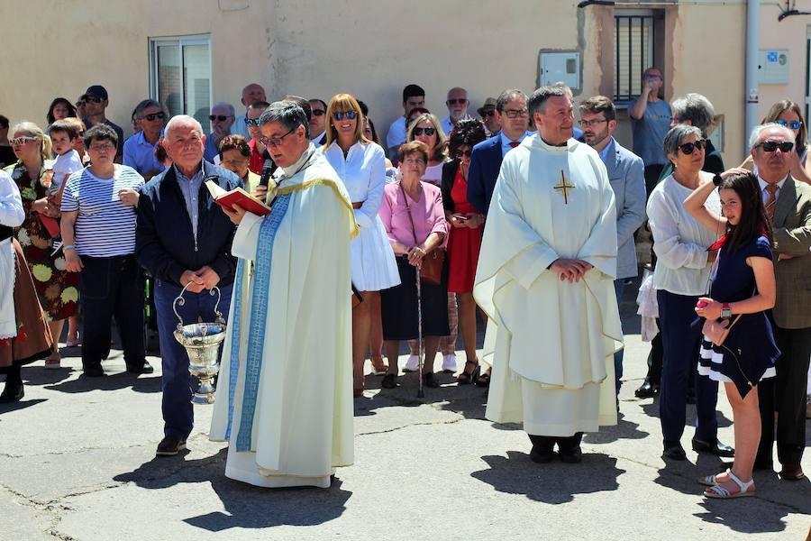 El sol y calor acompañó a los vecinos durante la procesión y los actos que se celebraron en la calle