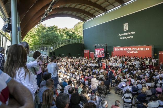 El público asistente ayer al mitin de Pedro Sánchez en el frontón de El Revellín, durante la intervención del líder nacional del PSOE. 