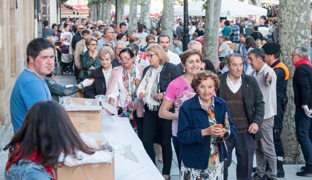 Reparto de rosquillas y moscatel por el Ayuntamiento ayer en el Espolón, uno de los últimos actos del programa festivo. 