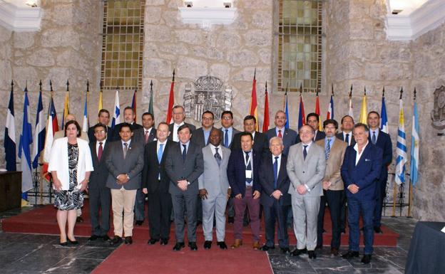 Los rectores ecuatorianos, responsables de la UNIR y el delegado del Gobierno, al final del acto en el Salón de la Lengua. 