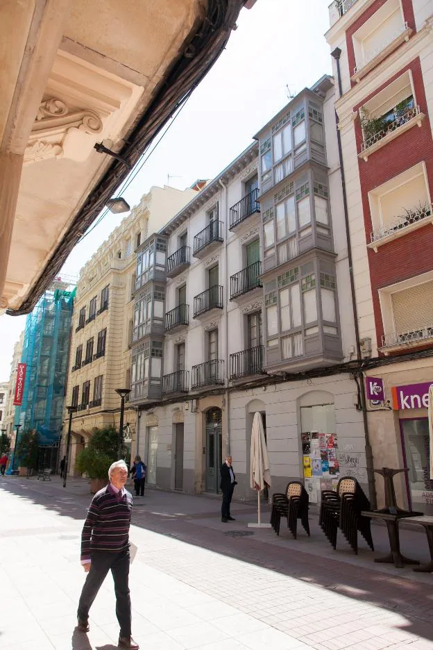 El inmueble se alza en las peatonales de Logroño. 