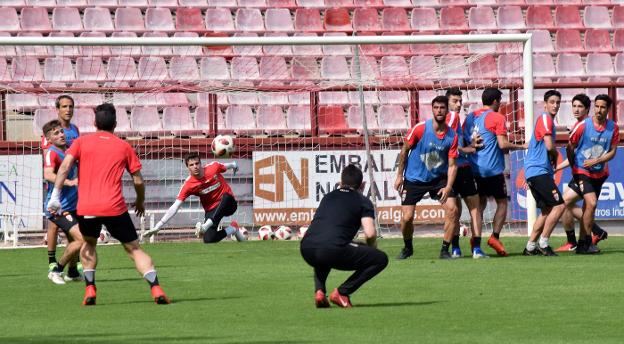 Sergio Rodríguez observa una jugada a balón parado con el meta Unai Etxebarria en la portería. 