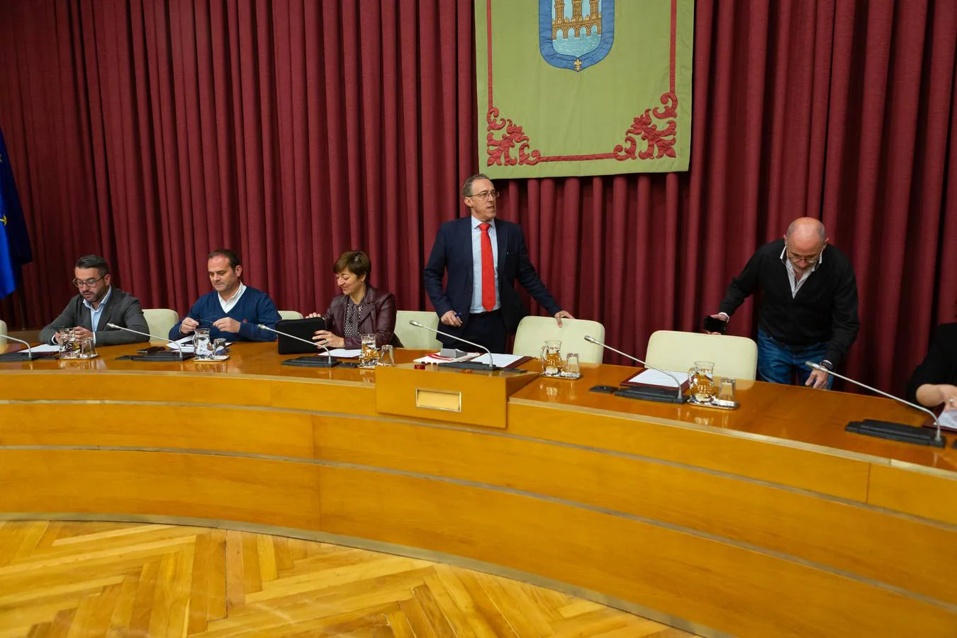 Fotos: Los corrillos, los gestos...del último pleno de esta legislatura en Logroño