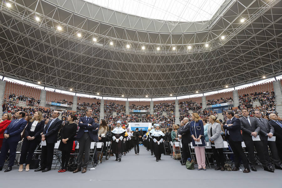 Ceremonia de graduación de los alumnos de Grado y Posgradl en la Plaza de Toros de Logroño