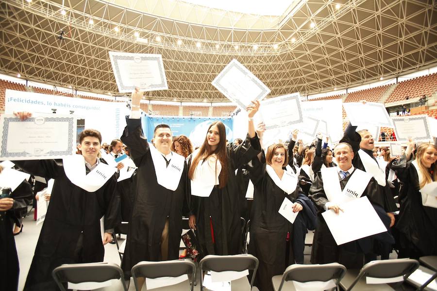 Ceremonia de graduación de los alumnos de Grado y Posgrado en la Plaza de Toros de Logroño