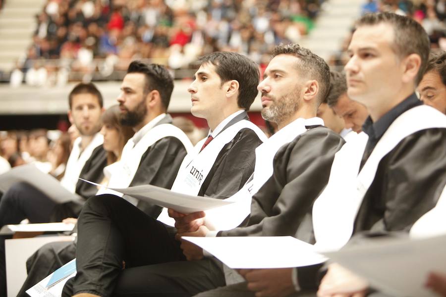 Ceremonia de graduación de los alumnos de Grado y Posgrado en la Plaza de Toros de Logroño