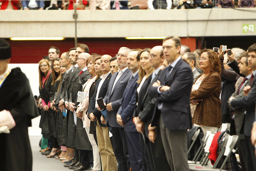 Ceremonia de graduación de los alumnos de grado y postgrado en la plaza de toros de Logroño